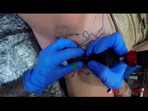 ❤️ Il-hottie tatwaġġjata ħafna Sully Savage għamlet tatwaġġ fuq il-klitoris tagħha ❤ Video tal-ħakk f'mt.pornokey.ru ️❤